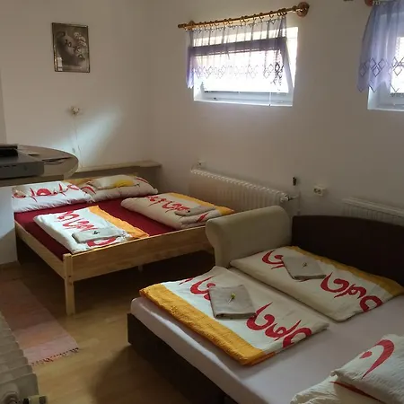 Sarvari Vendeghaz Pecs,hosszuheteny 3* Hosszuheteny